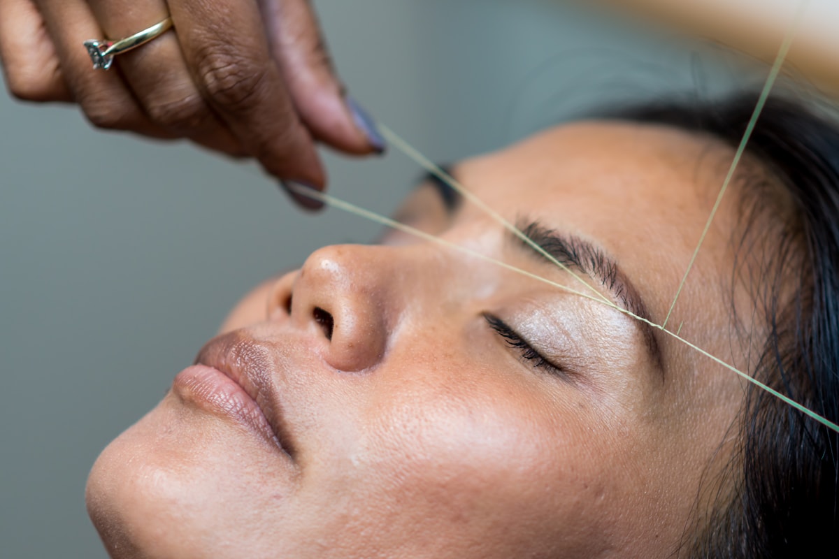 Close-up cu stilizare de sprâncene prin threading
